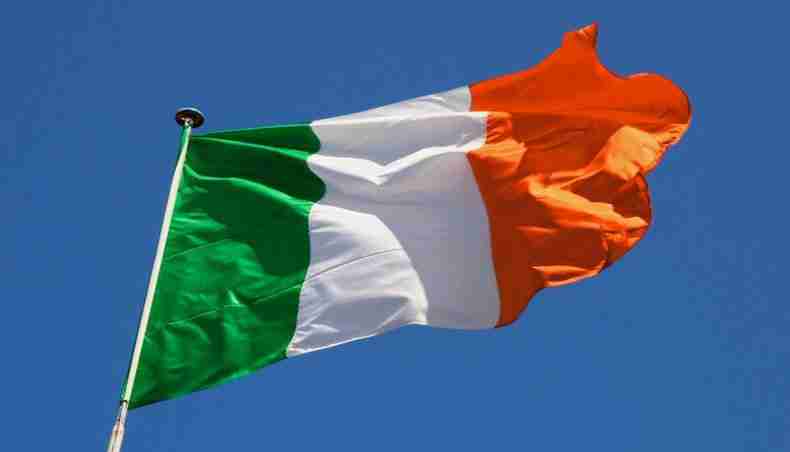 errore logo bandiera italiana diventa irlanda